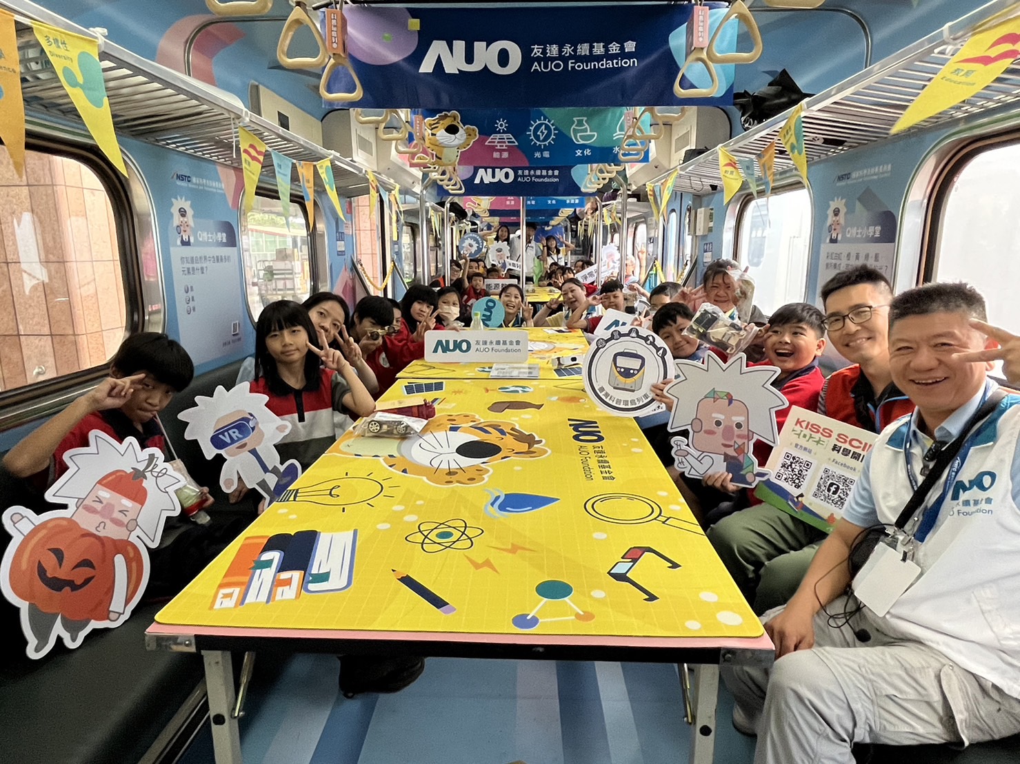 918博天堂永續基金會參與「臺灣科普環島列車」，設計基礎科學車廂課程，以「淨零碳排和永續能源」為主題，讓學生透過創意實驗認識淨零知識，以及思考生活中的減碳行為